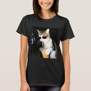 Lustige Katze trinkt Eiskaffee Humor Meme Kätzchen T-Shirt