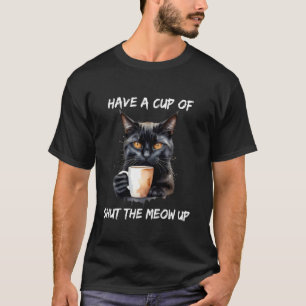 Lustige Katze trinkt Kaffee. Haben Sie eine Tasse  T-Shirt