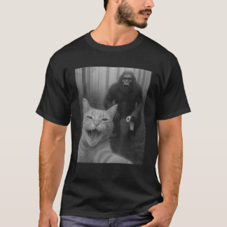 Lustige Katze überrascht glückliches Selfie mit Bi T-Shirt