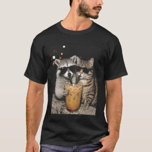 Lustige Katze und Waschbär trinken eisgekühlten Ka T-Shirt