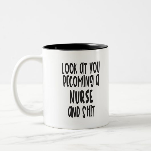 Lustige Krankenschwester-Abschluss-Tasse Zweifarbige Tasse (Links)