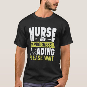 Lustige Krankenschwester in Bearbeitung, bitte war T-Shirt
