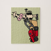 Lustige Kuh, die roten Rasenmäher-Cartoon drückt Puzzle (Vertikal)