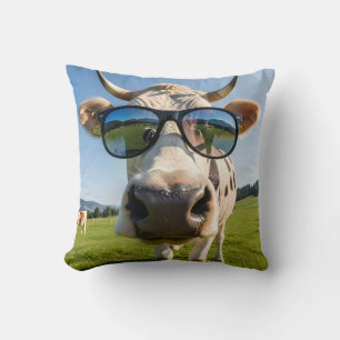 lustige Kuh mit Sonnenbrille in Berglandschaft Kissen