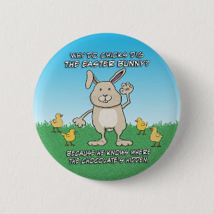 Lustige Küken graben den Osterhasen Button