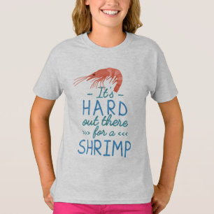 Lustige kurze Mädchen stark dort draussen für ei T-Shirt