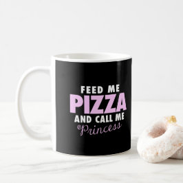 Lustige Mädchen füttern mir Pizza und rufen mich Kaffeetasse