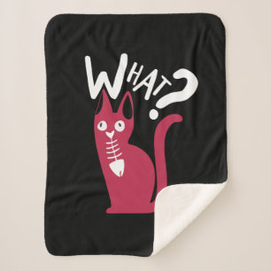 Lustige Magenta-Katze auf schwarzem cartoonartigen Sherpadecke