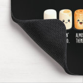 Lustige Marshmallow-Lagerfeuer-Camping-S'mores Mousepad (Ecke)