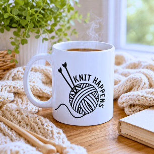 Lustige Maschen passieren Kaffeetasse