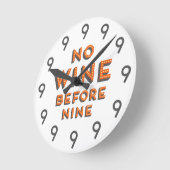 Lustige moderne Wanduhr - kein Wein vor neun (Winkel)