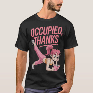 Lustige Multitasking-Frau beim Yoga-Lesen im Fitne T-Shirt