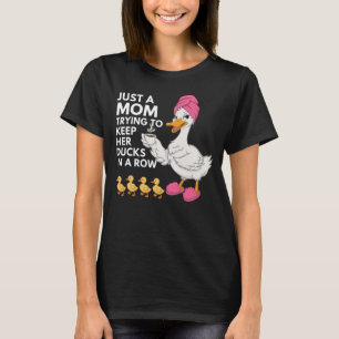 Lustige Mutter, die versucht, ihre Enten in einer  T-Shirt