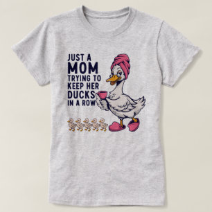Lustige Mutter, die versucht, ihre Enten in einer T-Shirt