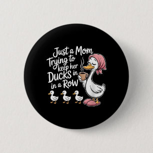 Lustige Mutter versucht, Enten in einer Reihe zu h Button