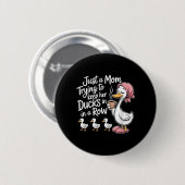 Lustige Mutter versucht, Enten in einer Reihe zu h Button (Vorne & Hinten)