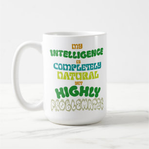 Lustige natürliche Intelligenz Vintage-Typografie Kaffeetasse