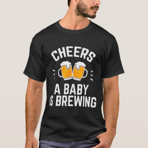 Lustige neue Dad-Baby-Party Prost ein Baby ist am T-Shirt