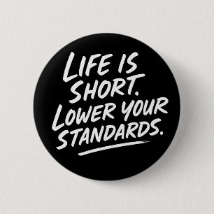 Lustige niedrigere Standards sagen Leben kurz Humo Button