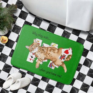 Lustige Orange Tabby-Katze spielt Solitär-Karten Badematte