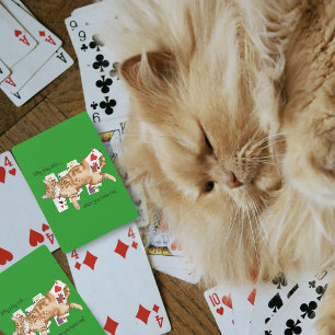 Lustige Orange Tabby-Katze spielt Solitär-Karten  Spielkarten