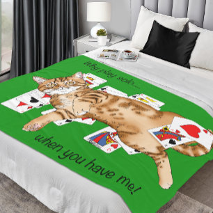 Lustige Orangekatze spielt Solitär Karten Fleecedecke