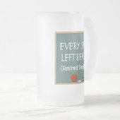 Lustige pensionierte Lehrer-mattierte Tasse (VorderseiteRechts)