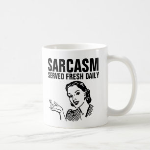 Lustige Retro-Hausfrau, SARKASMUS TÄGLICH SERVIERT Kaffeetasse