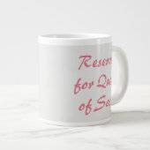 Lustige rosa freche alternde Jumbo-Tasse (Vorderseite Rechts)