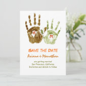 lustige Save-the-Date-Einladung mit Händen Einladung (Stehend Vorderseite)