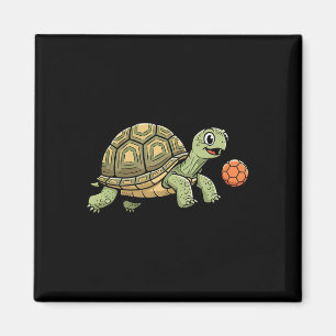 Lustige Schildkröte spielt Fußball mit Orange Ll Magnet