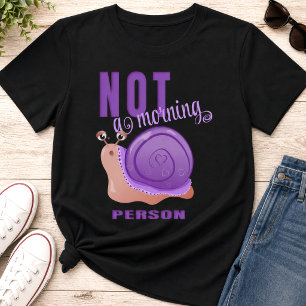 Lustige schlafende Schnecke mit violetter Herzscha T-Shirt
