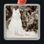 lustige Schneehunde-Szene Silbernes Ornament<br><div class="desc">Dieser lustig aussehende Schneeschuh akita auf diesem Weihnachtsschmuck wurde kurz nach Weihnachten im dicken Dezember Schnee gebaut. Der Schnee akita hat einen lustigen Ausdruck auf seinem Gesicht, aber... Ich glaube, jeder würde so aussehen, als ob er es täte, wenn er stundenlang im kalten Schnee saß. Das lustige akita Foto macht...</div>