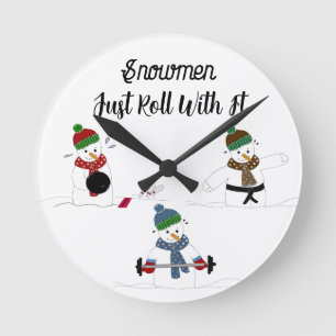 Lustige Schneemänner beim Training  Runde Wanduhr