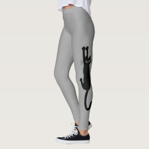 Lustige schwarze Katze, die an der Neuheit des Leggings