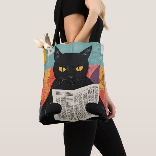 Lustige schwarze Katze liest Zeitung Tasche (Von Nahem)