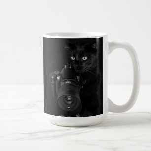 Lustige schwarze Katze mit der Kamera Kaffeetasse