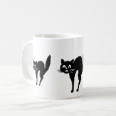 lustige schwarze Katze mit einem gewölbten Rücken Kaffeetasse (Vorderseite Links)