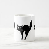 lustige schwarze Katze mit einem gewölbten Rücken Kaffeetasse (Mittel)