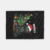Lustige schwarze Katze schiebt Weihnachtsbaum Fleecedecke (Vorderseite (Horizontal))