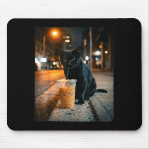 Lustige schwarze Katze trinkt eisgekühlten Kaffee, Mousepad