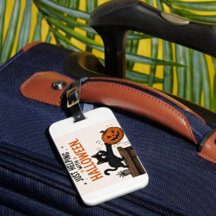 Lustige schwarze Katze wirft Kürbis Halloween um Gepäckanhänger