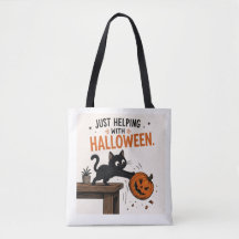Lustige schwarze Katze wirft Kürbis Halloween um