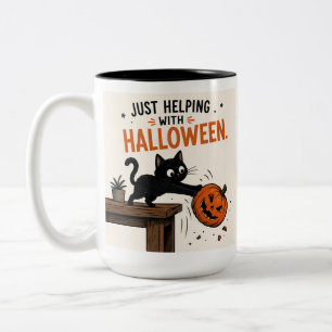Lustige schwarze Katze wirft Kürbis Halloween um Zweifarbige Tasse