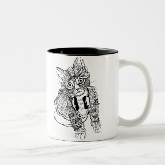Lustige schwarze u. weiße Katze in der Zweifarbige Tasse