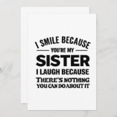 Lustige Schwesterkarte – „Ich lächle, weil du“ Einladung (Vorne/Hinten)