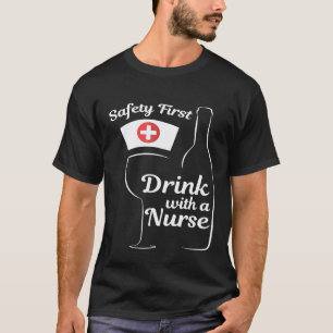 Lustige Sicherheit geht vor Trinke mit einem Krank T-Shirt