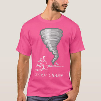 Lustige Sturmjagd mit Mann, der auf einen Tornado T-Shirt