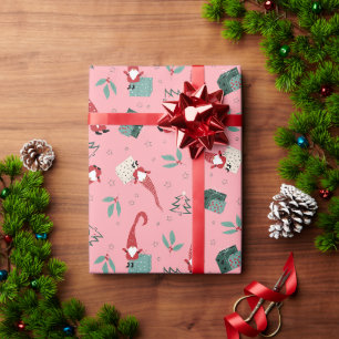 Lustige süße Gnome und Weihnachtsgeschenke auf Ros Geschenkpapier