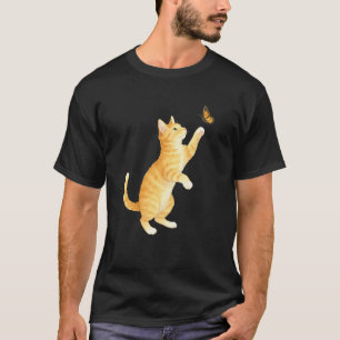 Lustige süße orange getigerte Katze spielt mit Mon T-Shirt